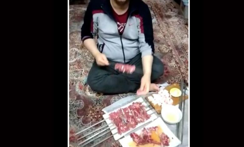فیلم شهرام جزایری از زندان در حال سیخ کردن کباب !